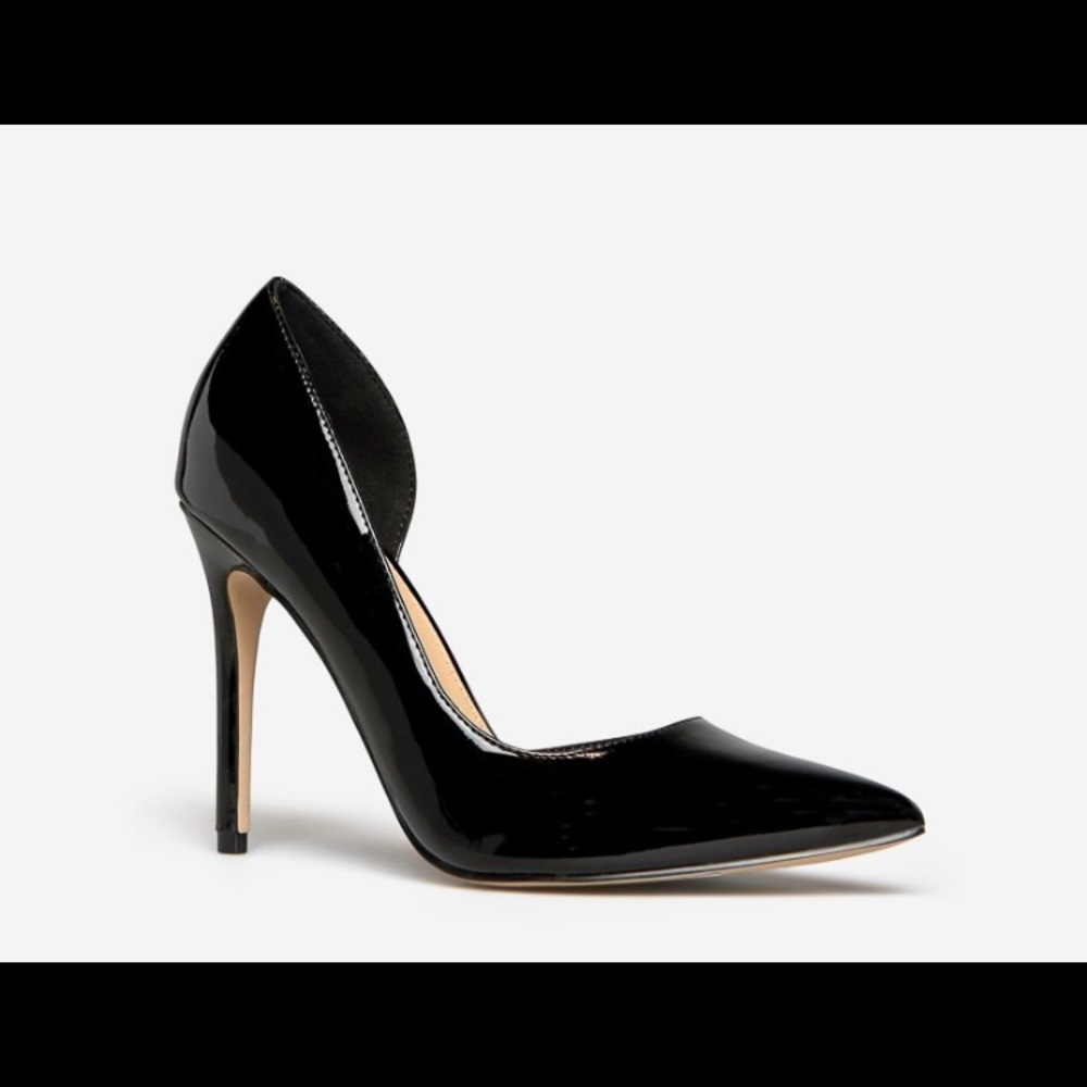 Black pumps